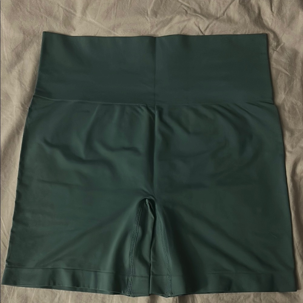 SKIMS soft smoothing seamless short in Kyanite